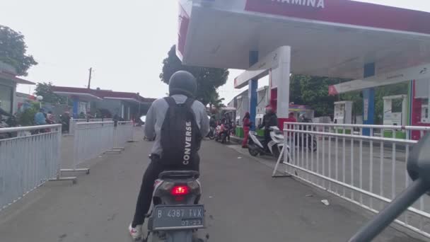 Pohled Motocyklové Jezdce Frontě Doplňování Paliva Čerpací Stanici Lenteng Agung — Stock video