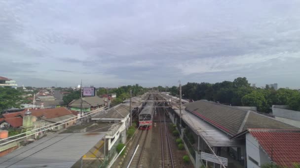 从雅加达南部Lenteng Agung车站出发的一列火车的航拍 — 图库视频影像
