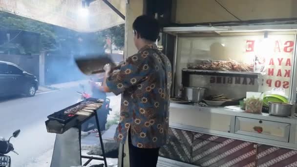 Satay Seller Tending His Satay Stall Making Sure Satay Properly — Stock Video