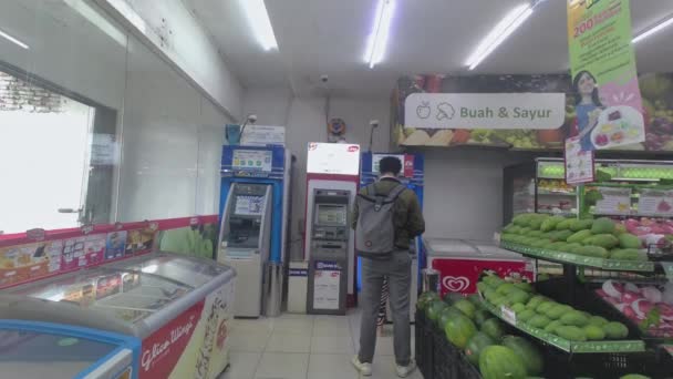 Vista Del Hombre Asiático Esperando Cola Cajero Automático Una Tienda — Vídeos de Stock