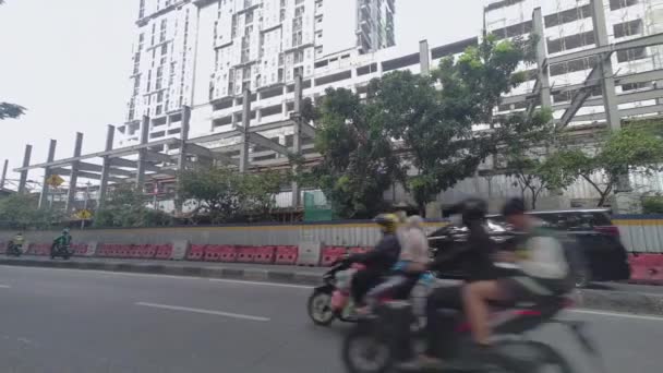 Kilátás Egy Épület Építése Szélén Dél Jakartában Úton Áthaladó Járművek — Stock videók
