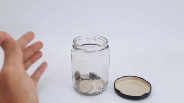 Egy Közeli Kép Amint Érméket Tesz Egy Fehér Hátterű Üvegedénybe — Stock videók