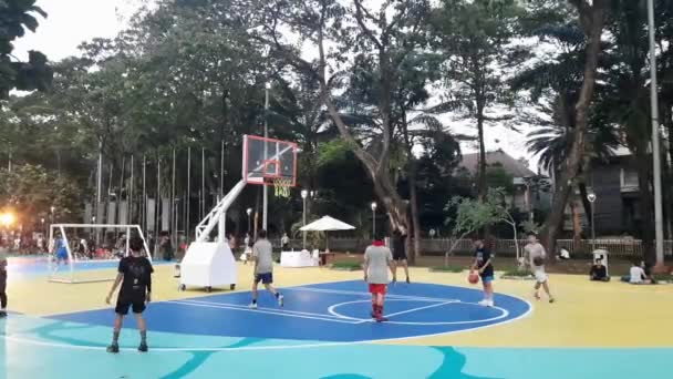 Азиатский Юноша Играет Баскетбол Открытом Поле Парке Ментенг Джакарте Индонезия — стоковое видео