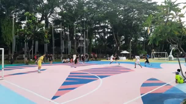 Jovem Asiático Jogando Futsal Campo Aberto Parque Menteng Jacarta Indonésia — Vídeo de Stock
