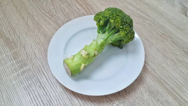 Verse Broccoli Een Witte Plaat Houten Tafel Verse Groenten — Stockfoto