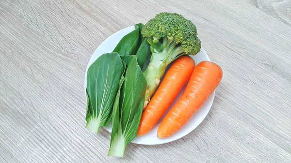 Plate Fresh Vegetables Wooden Table Pakcoy Broccoli Carrots White Plate — Stock Photo, Image