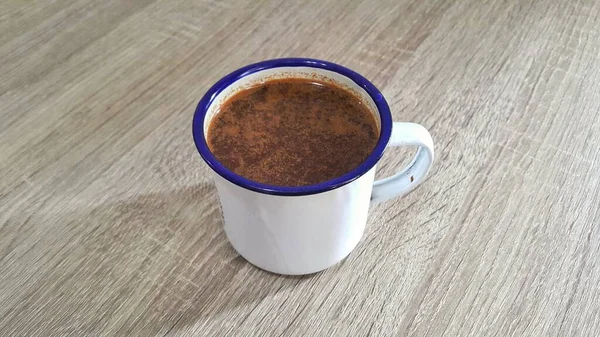 Tahta Bir Masada Bir Fincan Sıcak Kahve Beyaz Klasik Teneke — Stok fotoğraf
