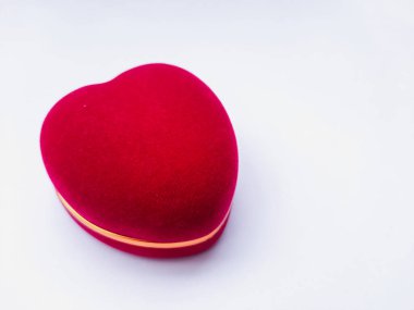 Beyaz arkaplanda kalp şeklinde kapalı halka kutusu