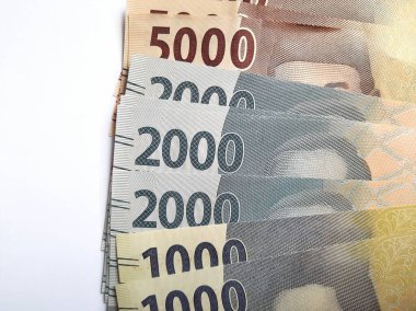 Beyaz arka planda Endonezya rupiası parası. Küçük nominal.