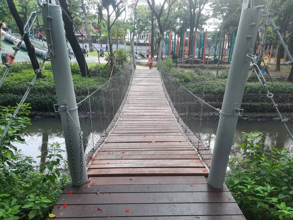 Jakarta Indonesien November 2022 Hängebrücke Einem Park Hintergrund Eine Menschenmenge — Stockfoto