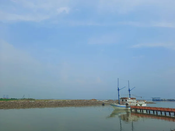 Egy Hagyományos Halászhajó Észak Jakartai Mólónál — Stock Fotó
