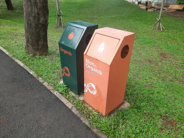 Organik ve organik olmayan atıklar için çöp bidonları