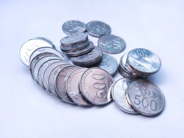 Monedas Dispersas Sobre Fondo Blanco Roto —  Fotos de Stock