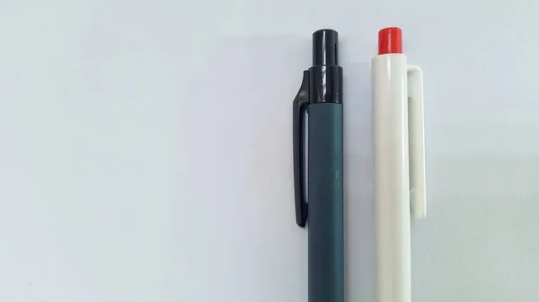 白色背景上的两支钢笔或圆珠笔 — 图库照片