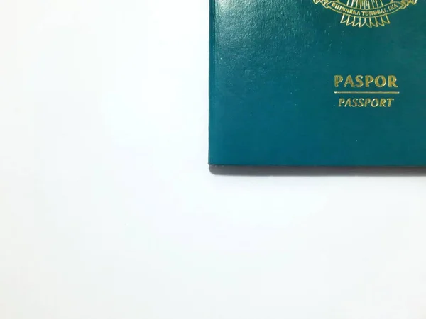 Beyaz Arka Planda Endonezya Pasaportu — Stok fotoğraf
