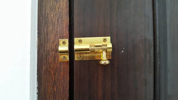Sebuah Kunci Pintu Kunci Logam Pada Pintu Kayu Buka Kunci — Stok Foto