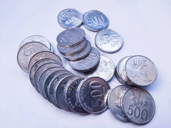 Monedas Dispersas Sobre Fondo Blanco Roto —  Fotos de Stock