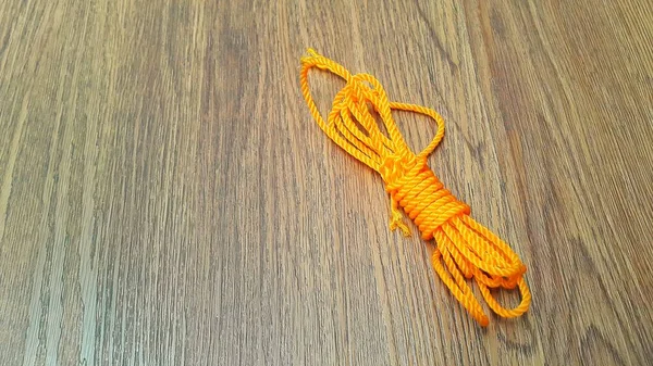 Corda Plastica Arancione Sfondo Legno — Foto Stock