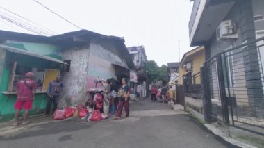 Jakarta, Endonezya - 4 Aralık 2022: Güney Jakarta, Endonezya 'da bir banliyö bölgesindeki bir sokak sebze satıcısında sabah saatlerinde yapılan faaliyetlerin görüntüsü