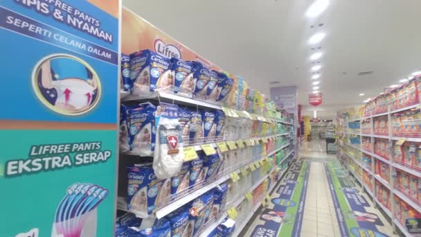 Várias Fraldas Para Bebês Exibição Supermercado South Jakarta — Vídeo de Stock