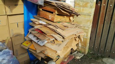 Köşedeki markette kullanılmış karton kutular.