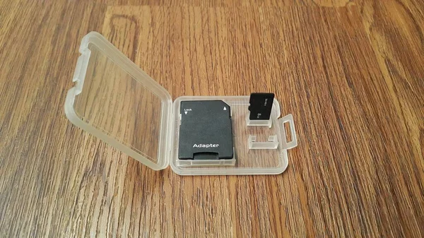 Hafıza Kartı Micro Kartı Ahşap Arka Planda Çantalı Adaptör Elektronik — Stok fotoğraf