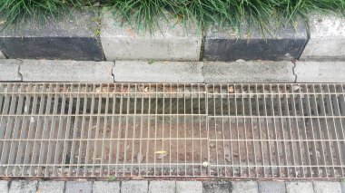 Demir oluk kapağı ya da yol kenarındaki kanalizasyon gideri.