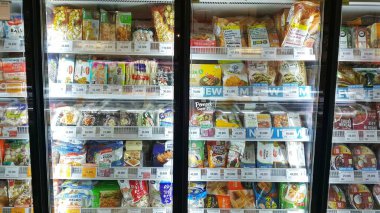 Süpermarkette dondurulmuş yiyecekler var.