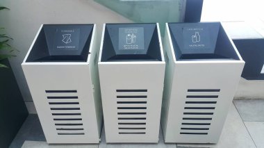 Atılacak üç bölmesi olan çöp tenekesi. Beyaz çöp kutusu..