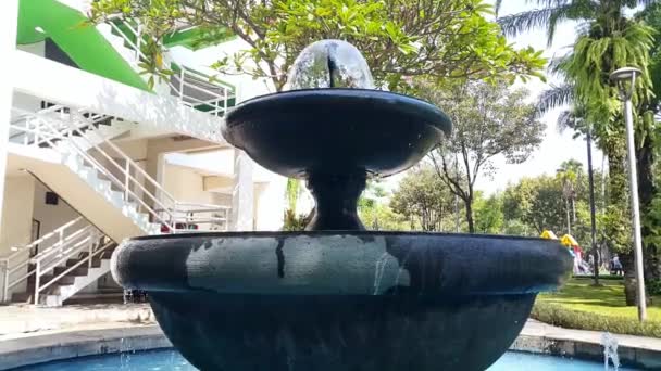 Fuente Agua Jardín Con Árboles Sombreados Edificio Fondo — Vídeos de Stock