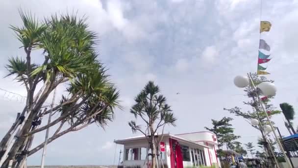位于雅加达北部Batavia的Cove的一个烹饪点 俯瞰着上面的蓝天 风刮得很大 一架飞机在空中飞行 印度尼西亚雅加达 2022年12月24日 — 图库视频影像