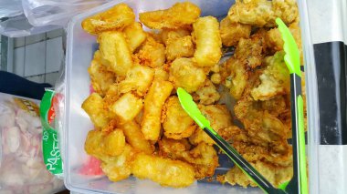 Çeşitli kızarmış yiyecekler, bakwan, risol ve kızarmış tofu gibi. Kızarmış yiyecekler için yeşil maşa..