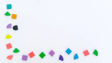 Plastik bloklar beyaz arka planda izole edilmiş. Yazıtlar için boş alan.