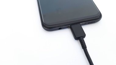 Mobil akıllı telefonlar beyaz arkaplanda izole edildi