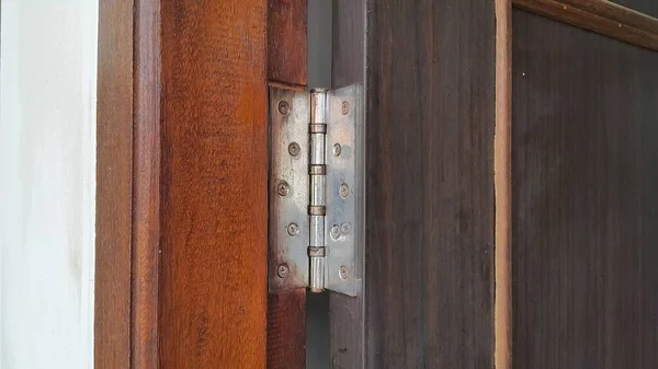 不锈钢门的铰链在木制的摇门上 门打开了 — 图库照片