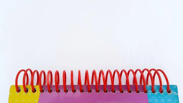 白色背景红色螺旋装订笔记本电脑的特写 — 图库照片