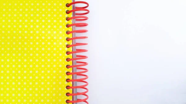 Primer Plano Del Cuaderno Encuadernado Espiral Roja Sobre Fondo Blanco —  Fotos de Stock