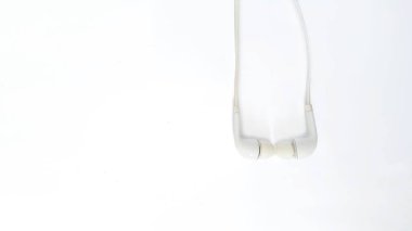 Beyaz kulaklık beyaz arka plan üzerinde izole