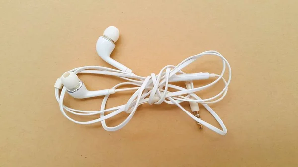 Λευκά Ακουστικά Απομονωμένα Φόντο Καφέ Υφής Χαρτιού — Φωτογραφία Αρχείου