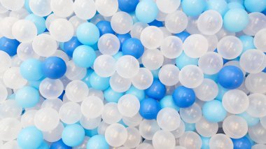 Çocuk parkındaki top havuzundaki plastik topların yakın görüntüsü. Eğlence ve eğlence konsepti.