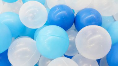 Çocuk parkındaki top havuzundaki plastik topların yakın görüntüsü. Eğlence ve eğlence konsepti.