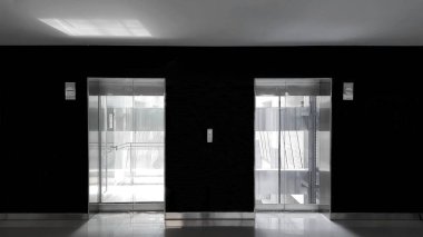 Binadaki cam asansör. Tek renkli cam asansör arka planı.