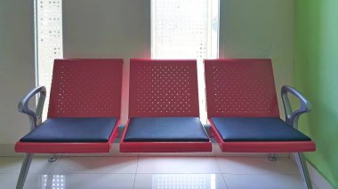 Bekleme odasında kırmızı ve siyah paslanmaz çelik sandalyeler