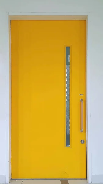 Vista Para Cima Porta Amarela Porta Deslizante — Fotografia de Stock