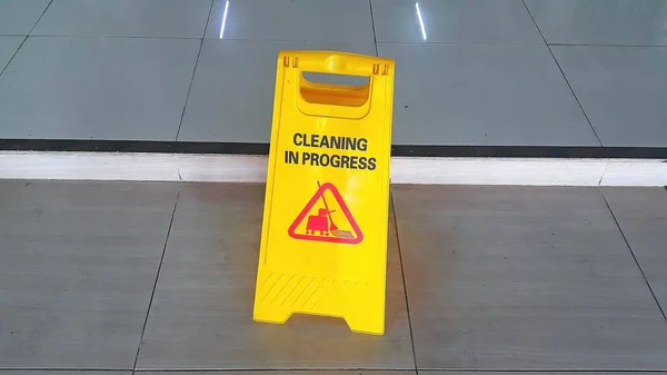 清洁或清洁服务塑料标志在地板上与文字清洗进行中 清洗进度警告标志 — 图库照片