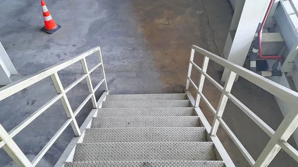 停车大楼钢制楼梯和混凝土楼层 — 图库照片