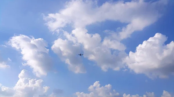 Ένα Αεροπλάνο Σιλουέτα Και Καθαρό Γαλάζιο Ουρανό — Φωτογραφία Αρχείου