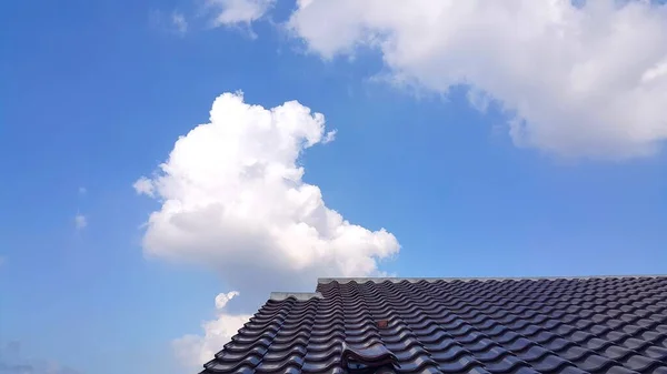 屋顶和清澈的蓝天 — 图库照片