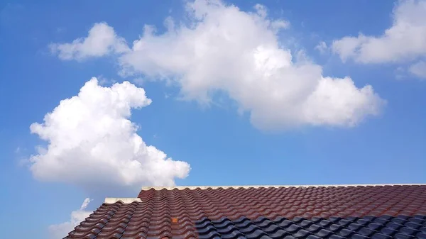 屋顶和清澈的蓝天 — 图库照片
