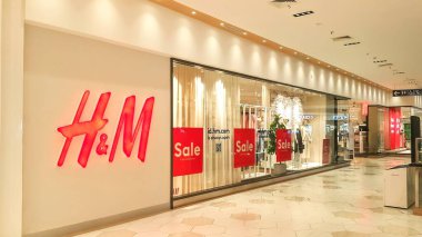 Jakarta, Endonezya - 07 Temmuz 2023: Güney Jakarta 'daki AEON Alışveriş Merkezi' ndeki H & M mağazasının önü